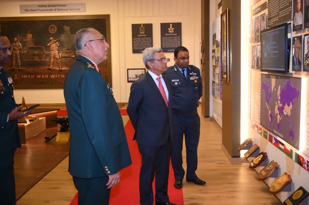 JawedAshraf5's tweet photo. Honoured to address the 82nd Staff Course of Defence Services Staff College, Wellington. 
500 officers, including 48 from 36 countries.
A great institution with a rich history. Preparing the finest young military officers for higher leadership role in the service of 🇮🇳
@MEAIndia https://t.co/4VnBGF8WTt