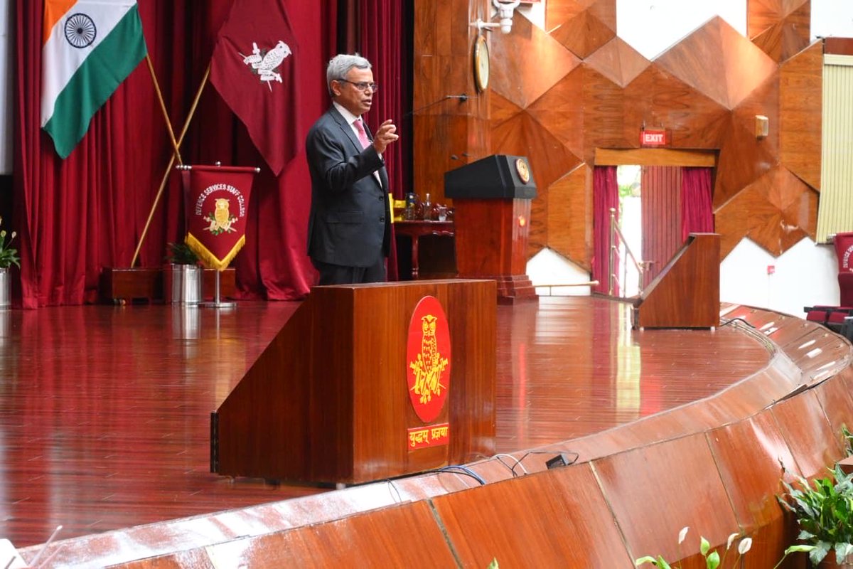 JawedAshraf5's tweet photo. Honoured to address the 82nd Staff Course of Defence Services Staff College, Wellington. 
500 officers, including 48 from 36 countries.
A great institution with a rich history. Preparing the finest young military officers for higher leadership role in the service of 🇮🇳
@MEAIndia https://t.co/4VnBGF8WTt