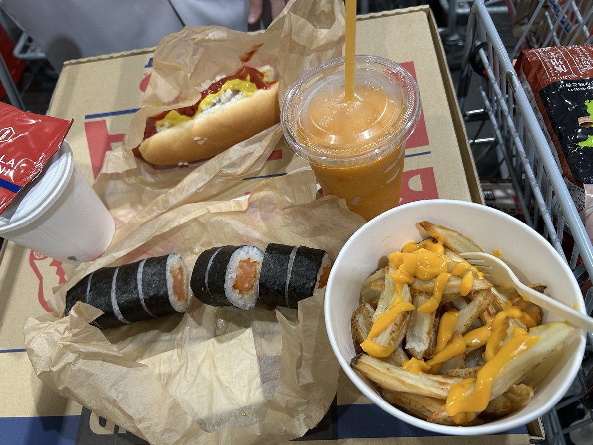 taketake229's tweet photo. コストコでご飯〜
弟、ホットドックとピザを頼んで失敗😂 https://t.co/PDcMxsDuQ3