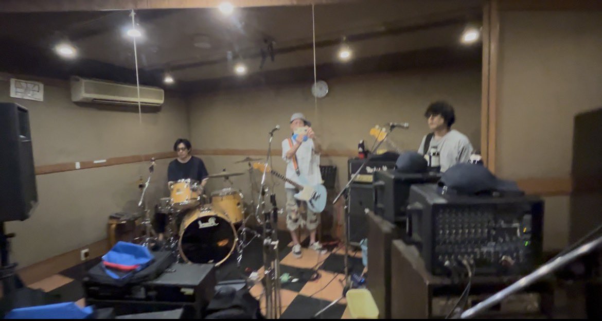 No___Station's tweet photo. 本日、下北沢近道ライブ前、ラストリハでした！

下北沢近道、7月25日（土）13時Open、No Stationの出番は13時30分です！やや、なつかしい曲もやります。皆さん是非、お越しくださいませ！ https://t.co/Q7Px2GViLI