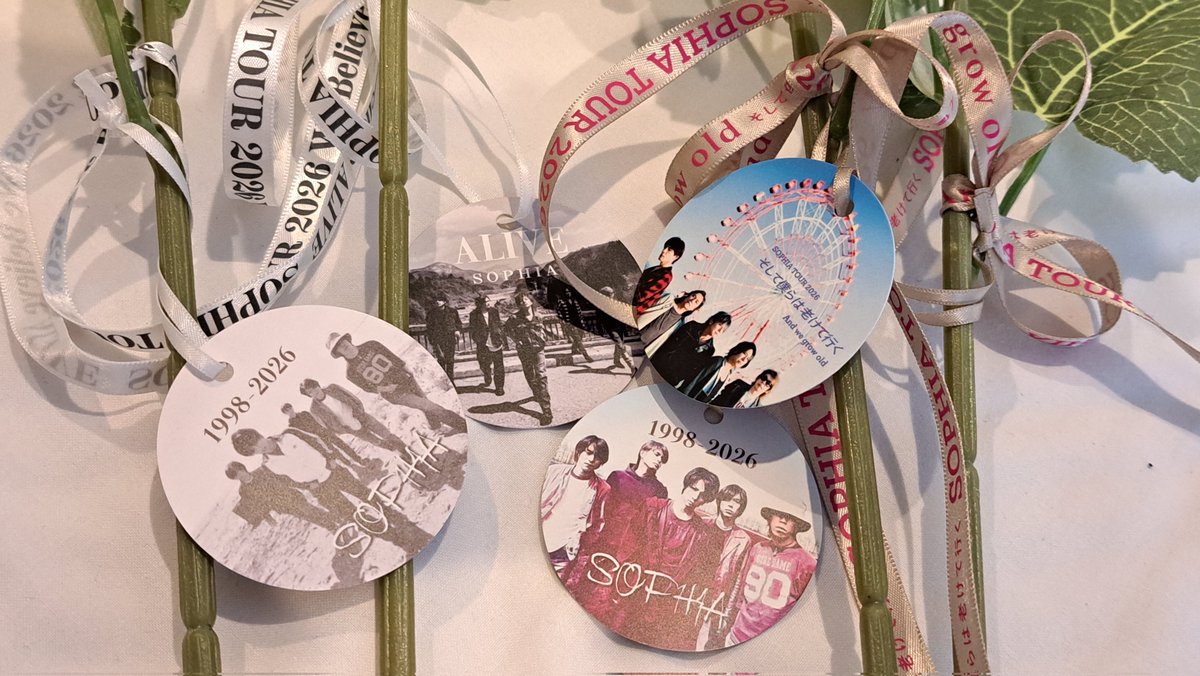kaorumama's tweet photo. 昨日の様子で、ひまわりは開場まで残らないと踏んだので、娘さんにお願いして物販スタートでひまわり列についてもらった
ホテルとの往復タクシー代は来週のための必要経費
昨日と今日は初日なんだから、入場者数×3を用意しておいてほしいよね
そしたら絶対全員買えるのに https://t.co/2ySmbksn66