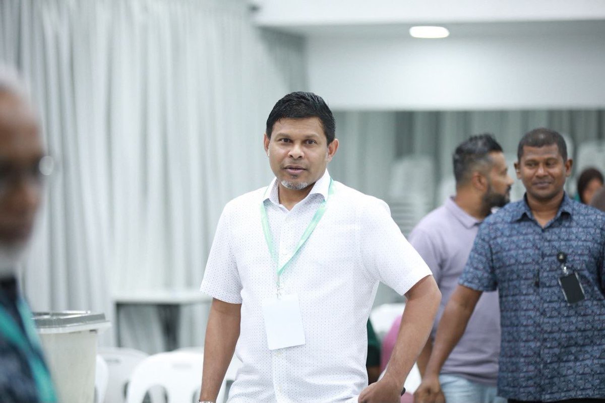 Humandust___'s tweet photo. ކޮންގްރެސް ޕާޓީގެ ދާއިރާތަކާއި ސްޓިއަރިންގް ކޮމިޓީތަކުގެ އިންތިޚާބުގެ ވޯޓުލުން ރާއްޖޭގެ އެކި ކަންްކޮޅުތަކުގައި މިއަދު ހެނދުނު 9:00 ގައި ފެށިގެން ކުރިޔަށް ދަނީ. މި އިންތިޚާބުގެ ވޯޓުލުން ހަވީރު 4:00 އާހަމައަށް ކުރިއަށްދާނެ.

⁦#DhiveheengeRaajje⁩ 
⁦#CongressPartyMV https://t.co/v4AKOJj9Lg