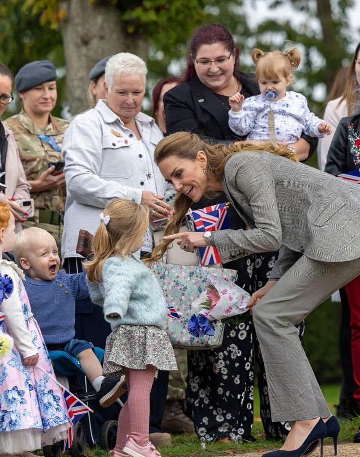 royalty574's tweet photo. A, donation from princess Catherine to the charity home of England,the kids are so happy to see the princess of England 🏴󠁧󠁢󠁥󠁮󠁧󠁿👑 celebrating with them,🥰💖🌹 https://t.co/rgw1VxA07U