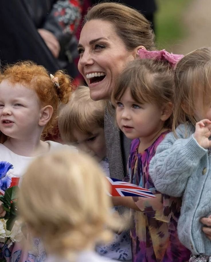 royalty574's tweet photo. A, donation from princess Catherine to the charity home of England,the kids are so happy to see the princess of England 🏴󠁧󠁢󠁥󠁮󠁧󠁿👑 celebrating with them,🥰💖🌹 https://t.co/rgw1VxA07U