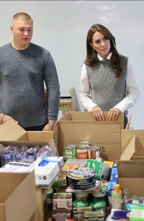 royalty574's tweet photo. A, donation from princess Catherine to the charity home of England,the kids are so happy to see the princess of England 🏴󠁧󠁢󠁥󠁮󠁧󠁿👑 celebrating with them,🥰💖🌹 https://t.co/rgw1VxA07U