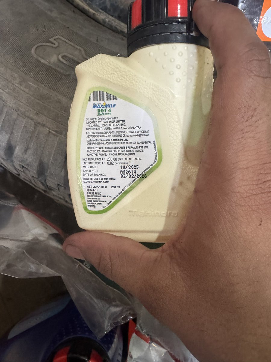 _yuvi51's tweet photo. I clicked photos of almost every part and fluid that was installed in my vehicle before they fitted them.

After reaching home, I randomly compared the prices printed on the products with the prices mentioned in my invoice.

That’s when I noticed something that concerned me. https://t.co/kC4xQsmWc0