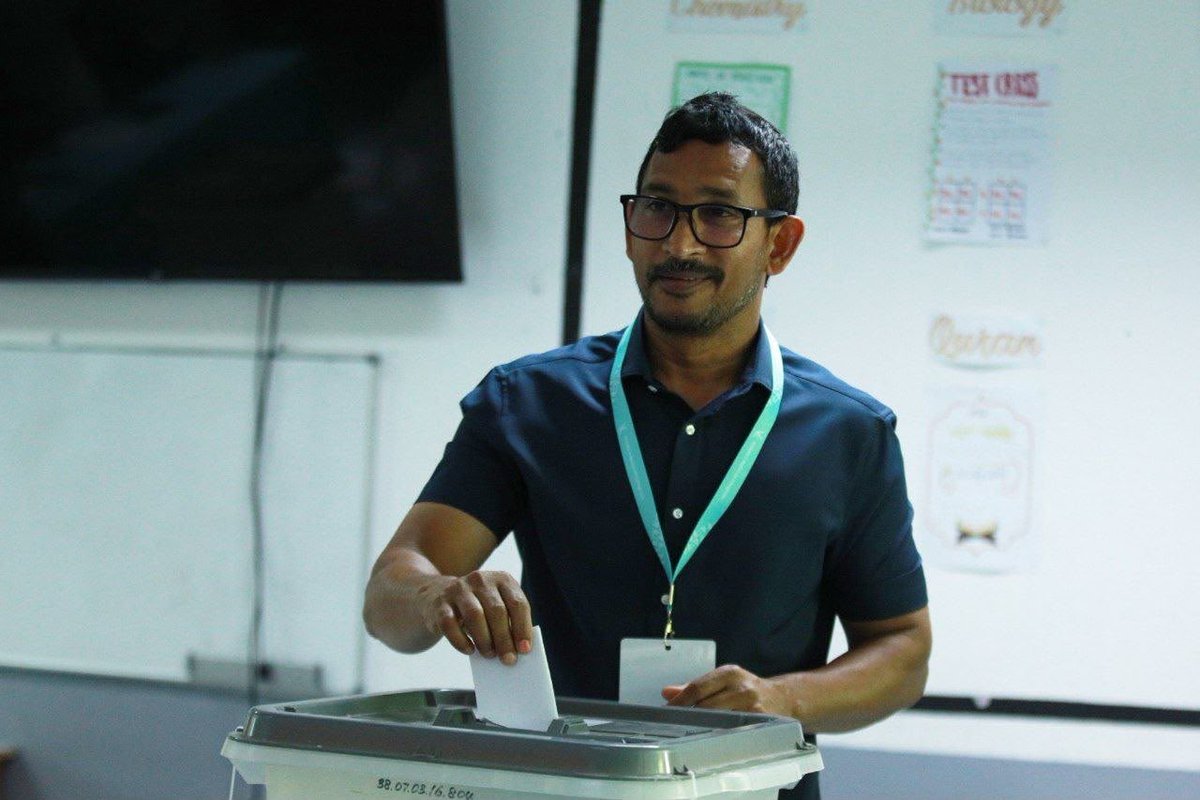 Humandust___'s tweet photo. ކޮންގްރެސް ޕާޓީގެ ދާއިރާތަކާއި ސްޓިއަރިންގް ކޮމިޓީތަކުގެ އިންތިޚާބުގެ ވޯޓުލުން ރާއްޖޭގެ އެކި ކަންްކޮޅުތަކުގައި މިއަދު ހެނދުނު 9:00 ގައި ފެށިގެން ކުރިޔަށް ދަނީ. މި އިންތިޚާބުގެ ވޯޓުލުން ހަވީރު 4:00 އާހަމައަށް ކުރިއަށްދާނެ.

⁦#DhiveheengeRaajje⁩ 
⁦#CongressPartyMV https://t.co/fptqfeebhn