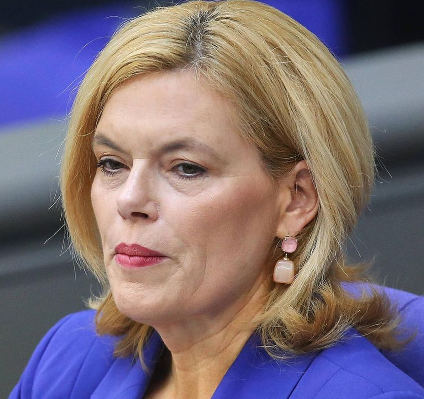 HeimatliebeDE's tweet photo. Das ist die Bundestagspräsidentin (Alt-Weinkönigin) Julia Klöckner (CDU).

Sie hat der gesamten AfD-Fraktion mit dem Rauswurf aus dem Parlament gedroht.

Macht zeigt nicht, wer ein Mensch sein möchte, sie zeigt, wer ein Mensch wirklich ist.