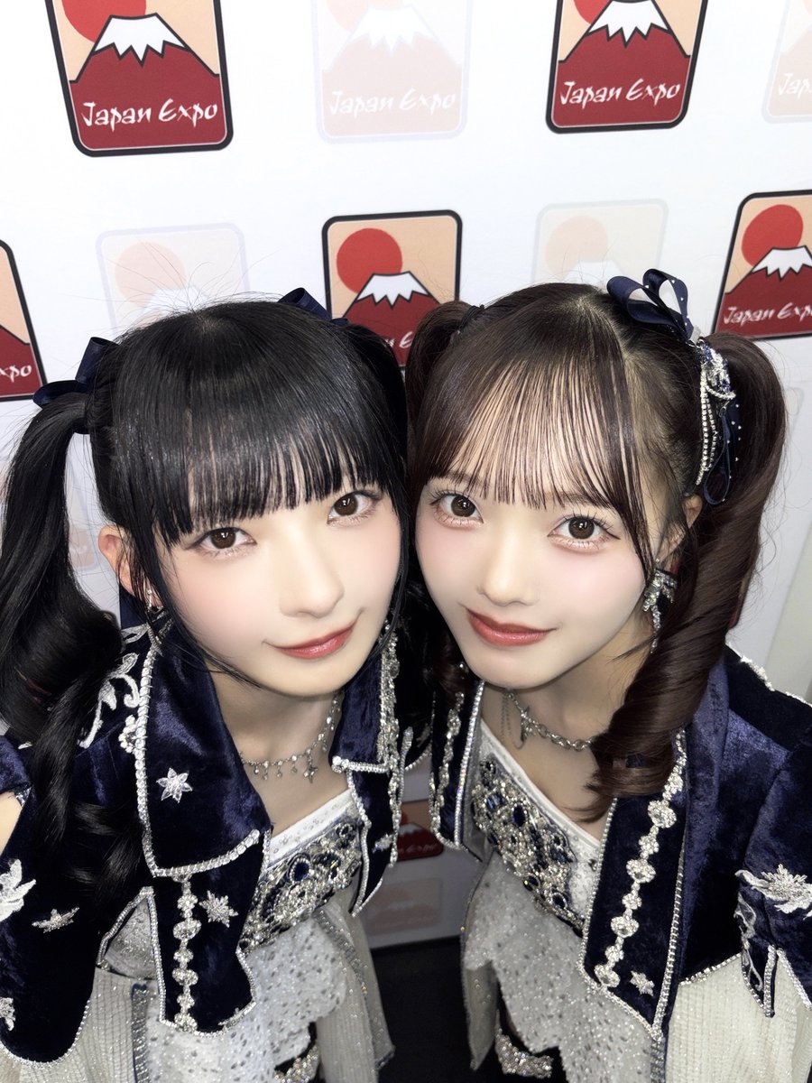 ochiai_kirari's tweet photo. #JapanExpo2026 day１merci〜〜♡

日本から駆けつけてくれたみなさん
現地のみなさんのアツい声援のおかげで
めちゃステキな時間になりました🫶🏻🌹

もしかして初めて(?!)なコロネツイン❕
ちいさんと双子だよ👧🏻👧🏻 https://t.co/83rUXPgXqL