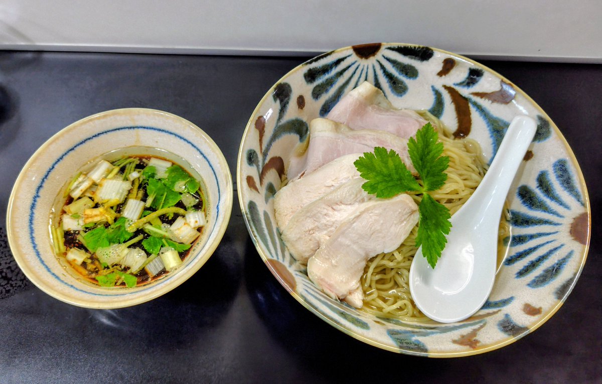 negibo4's tweet photo. 焼き顎だし醤油つけ麺いただきましたm(_ _)mいつものパッツン細麺が顎だしに浸かり、濃い目醤油の付け汁にてゾロゾロっと！暑さに負けぬ栄養補給！ごちそうサマンサ＼(^o^)／横浜反町・自家製麺Shin https://t.co/4QvGgGUpU7