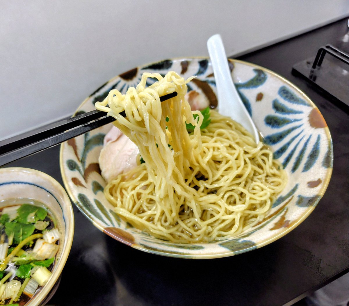 negibo4's tweet photo. 焼き顎だし醤油つけ麺いただきましたm(_ _)mいつものパッツン細麺が顎だしに浸かり、濃い目醤油の付け汁にてゾロゾロっと！暑さに負けぬ栄養補給！ごちそうサマンサ＼(^o^)／横浜反町・自家製麺Shin https://t.co/4QvGgGUpU7