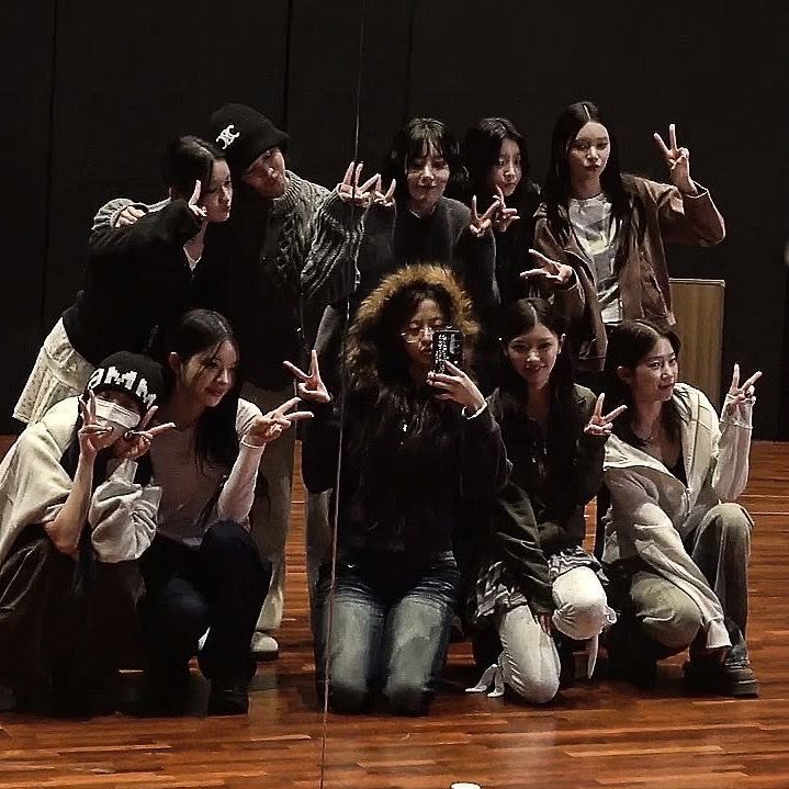 theillitnews_'s tweet photo. ILLIT gave LE SSERAFIM members iced Americano to support their PUREFLOW tour in Incheon today. Sakura also shared that IROHA sent her a cheering message on KakaoTalk!

#ILLIT #아일릿 https://t.co/SVQBnsc18k