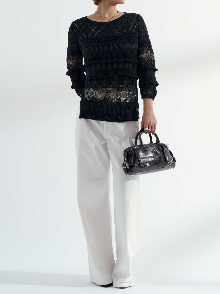 FashionsnapBuy's tweet photo. 【モアセール開催中！】肌が透けるほどざっくり編まれた「オダカ」のニットバスクシャツで叶える、センシュアルな大人のモノトーンマリン。ワイドだけど野暮ったくならない「トゥ エ モン トレゾア」のデニムも一役買い、対照的なレザーバッグが引き締め役となった、洗練された夏スタイリングです。 https://t.co/sJxCZxagqh