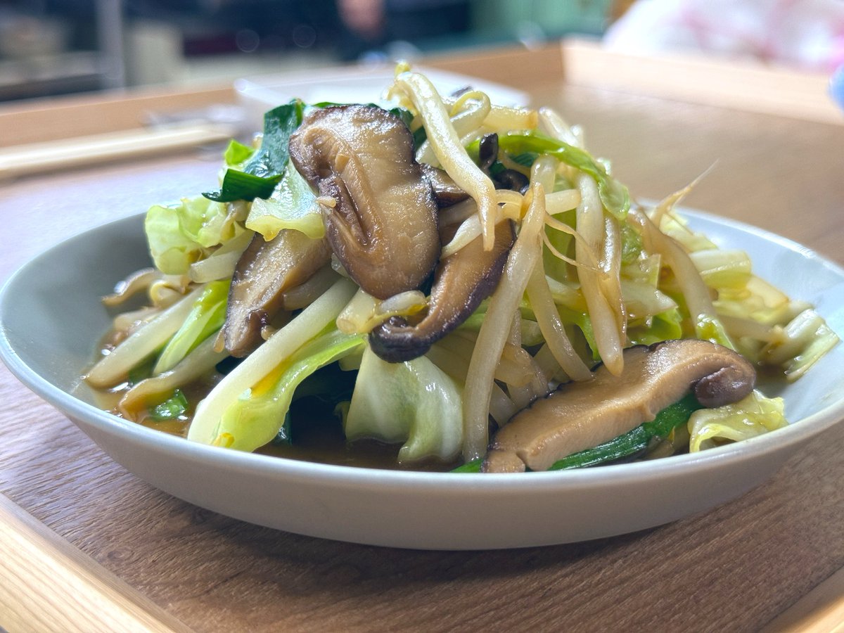 minshukuaoi's tweet photo. 業者のお客様ご苦労様です😊

本日は、じっくり煮込んだ豚の角煮定食をご用意しました✨

とろける角煮に青菜を添え、野菜たっぷりの炒め物、焼きなすでさっぱりと。
🍚

今日も一日お疲れ様でした！

#夕食 #角煮 #家庭料理 #手作りごはん https://t.co/8De0fNW2J5