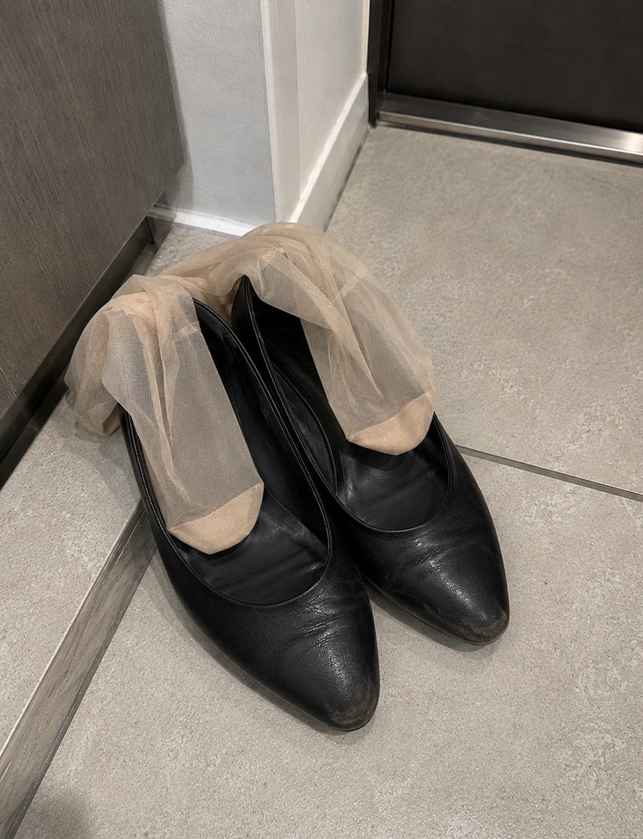 SUPERMAN0150's tweet photo. 仕事ができる上司の足の匂いは酸っぱくて汗臭い。パンプスには、毎日履いているであろう履きジワ、汚れが付着している。
玄関でストッキングを脱ぎ、つま先部分の匂いは言うまでもなく。
ツンと酸っぱい匂いが鼻を刺し、あとから納豆のような匂いが追いかけてくる。 https://t.co/9CQRf1ylG1