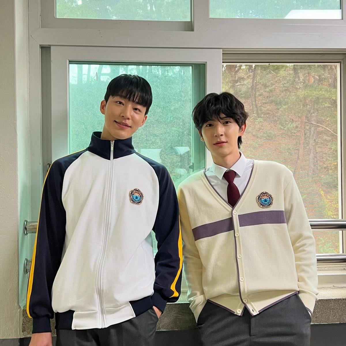 nineonesixxx's tweet photo. 됴냥이가 살짝 더 족굼한 거 고증된 키 차이가 진심 에바다..
됴냥이 배에 있는 하트가 납작 복숭아가 됐잔아..
이거 진심 실제 덩케까지 반영된 리얼 cp 굿즈가 아닐리 없음 (ㄷㄷ)
기냥 내*너 굿즈인 듯.. https://t.co/RKiiCYVEbF