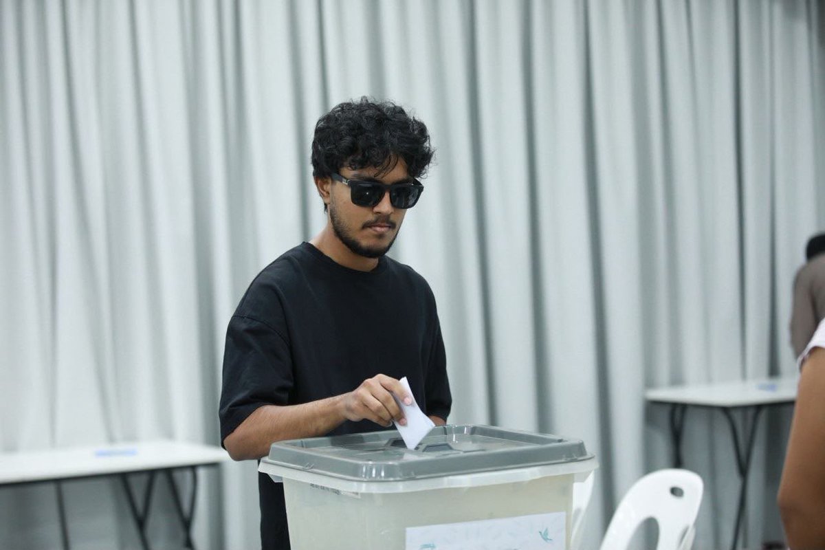 Humandust___'s tweet photo. ކޮންގްރެސް ޕާޓީގެ ދާއިރާތަކާއި ސްޓިއަރިންގް ކޮމިޓީތަކުގެ އިންތިޚާބުގެ ވޯޓުލުން ރާއްޖޭގެ ހުރިހާ ކަންްކޮޅުތަކެއްގައި ފެށިގެން ކުރިޔަށް.

#DhiveheengeRaajje 
#CongressPartyMV https://t.co/ErnL16mVDg