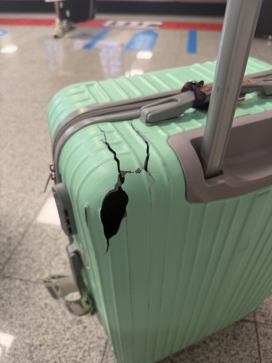 MPaez13's tweet photo. Gracias @Ryanair @Ryanair_IT @Ryanair_ES por empezar desde bien temprano a joder días y a reventar maletas. Vuelo Venecia a Catania FR280, de hoy 11 de julio a las 05:45. Hay que golpear muy fuerte y tratar muy mal a una maleta, para hacer esto! https://t.co/TxbosvjNkI