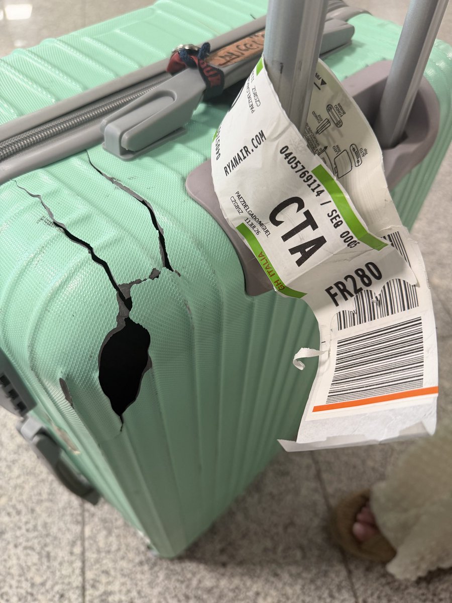 MPaez13's tweet photo. Gracias @Ryanair @Ryanair_IT @Ryanair_ES por empezar desde bien temprano a joder días y a reventar maletas. Vuelo Venecia a Catania FR280, de hoy 11 de julio a las 05:45. Hay que golpear muy fuerte y tratar muy mal a una maleta, para hacer esto! https://t.co/TxbosvjNkI