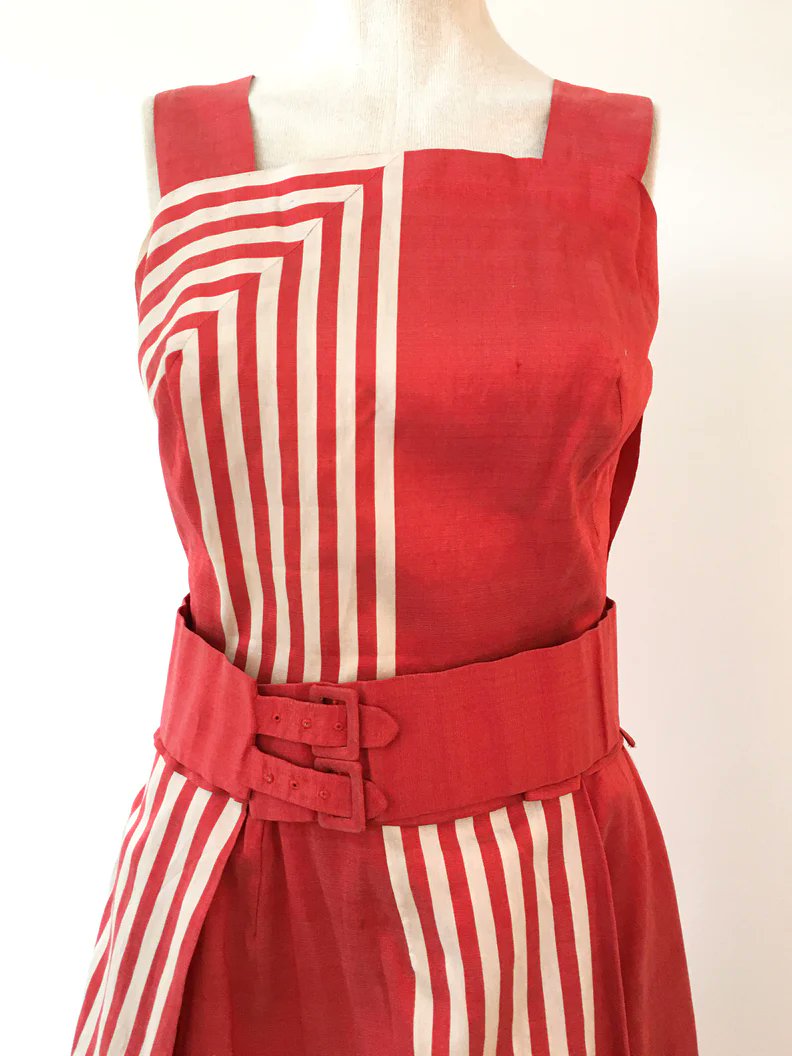 LaurenCDeutsch's tweet photo. Today's #ootd is this 1950s La Tessitrice Capri dress.  The label was made by Baronessa Clarette Gallotti, an Italian designer located in Capri. She used handlooms, gifted by Capri's mayor, to make her outfits. This, It is this is hand-loomed and sewn. #Fashionhistory https://t.co/5NB9jACeu0