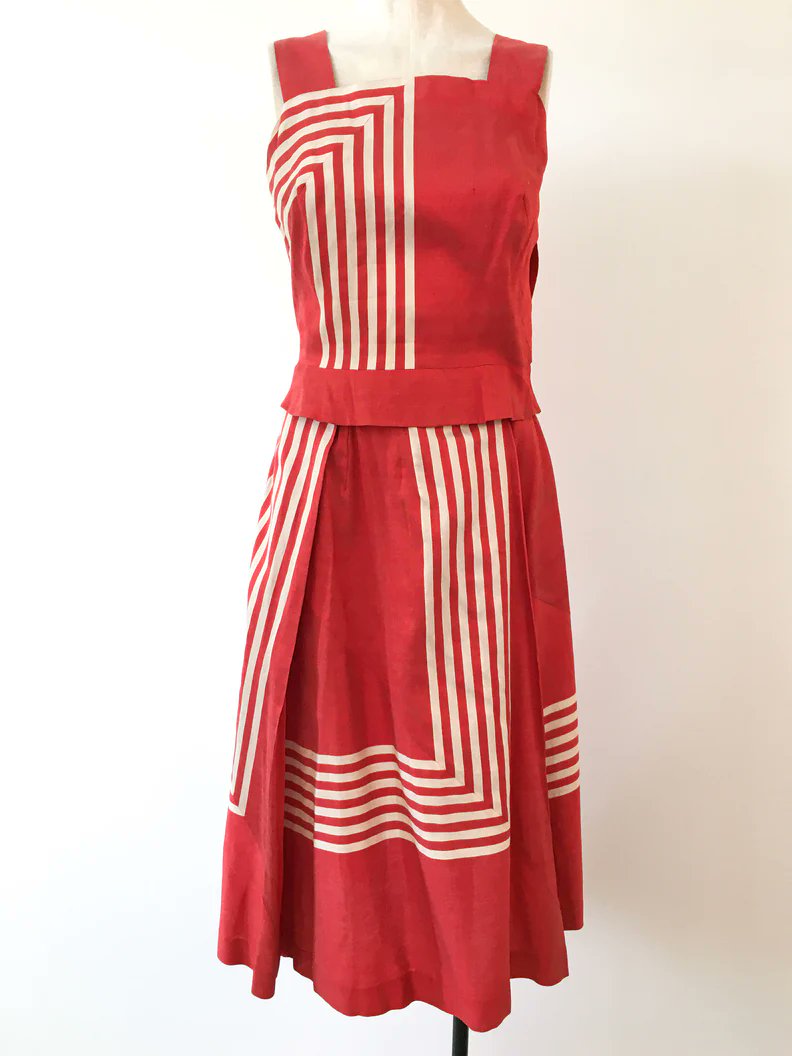 LaurenCDeutsch's tweet photo. Today's #ootd is this 1950s La Tessitrice Capri dress.  The label was made by Baronessa Clarette Gallotti, an Italian designer located in Capri. She used handlooms, gifted by Capri's mayor, to make her outfits. This, It is this is hand-loomed and sewn. #Fashionhistory https://t.co/5NB9jACeu0