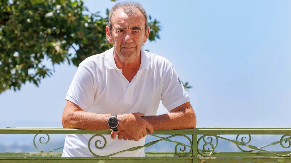 benjaminferran's tweet photo. «Là, j’ai compris que ce n’était pas un accident.»

Il y a dix ans, le 14 juillet 2016, Gilles Gamberi assiste au feu d’artifice de Nice sur la promenade des Anglais. Un poids lourd qui roulait à vive allure s’immobilise près de lui. Croyant à un malaise du conducteur, l’ancien conducteur de la SNCF se presse de monter sur le marchepied et se retrouve face au terroriste Mohamed Lahouaiej-Bouhlel, qu’il tente de désarmer. Les instructions qu’il donnera par la suite aux policiers seront déterminantes.

Gilles Gamberi, qui a fui les hommages, est l’un de ces héros de l’attentat de Nice, qui a fait 86 morts.

Il a ouvert ses carnets et ses souvenirs à @ClaraHidalgo99.