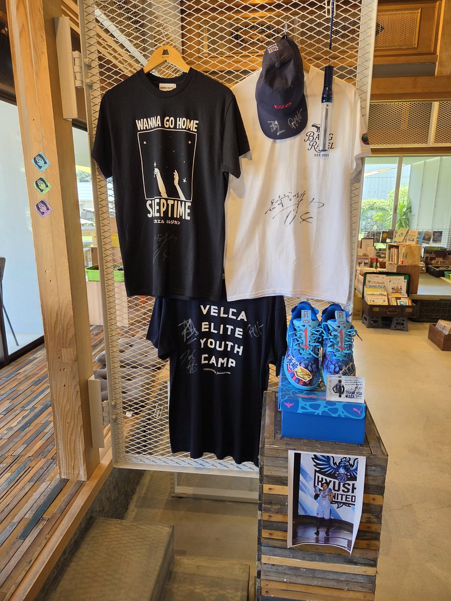 aiai_706's tweet photo. ヴェルカ＆猫のいでたちで
本日の目的地は西海市のホゲット☕️
大学生次女と２人ドライブ🚙
コノママイキマショウTシャツと
イエカエルネルジカンTシャツを
買いに行ってきました🎶

Tシャツ購入で
狩俣さんのアイスコーヒーが
200円引きでいただけます✨
お宝も拝めて満足🙏🏻

@msy_karimata https://t.co/Y36BZ34vrJ