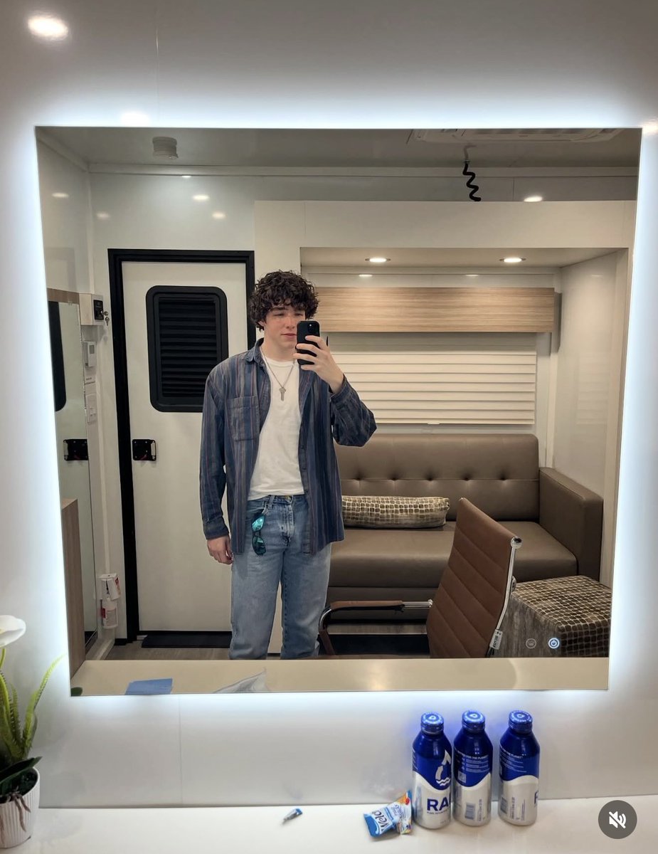 laur tweet media