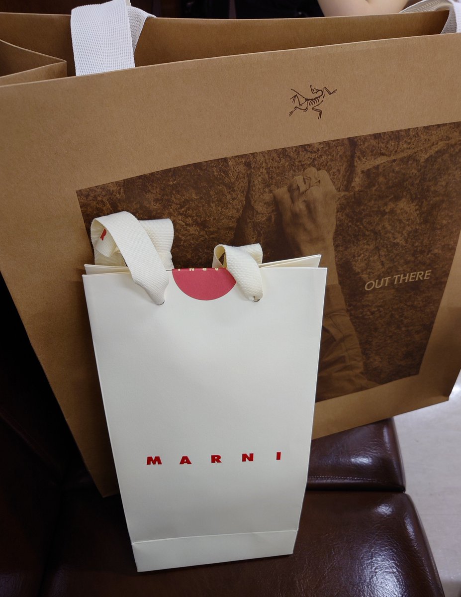 kaeruko2018's tweet photo. あちこち鉾立中コンチキチンやな🎶そしてようやく渡せる遅くなったお祝い🎁🐸✋🍀🍀🍀頑張ってね #MARNI #ARCTERYX https://t.co/yIRRJNWF0Y