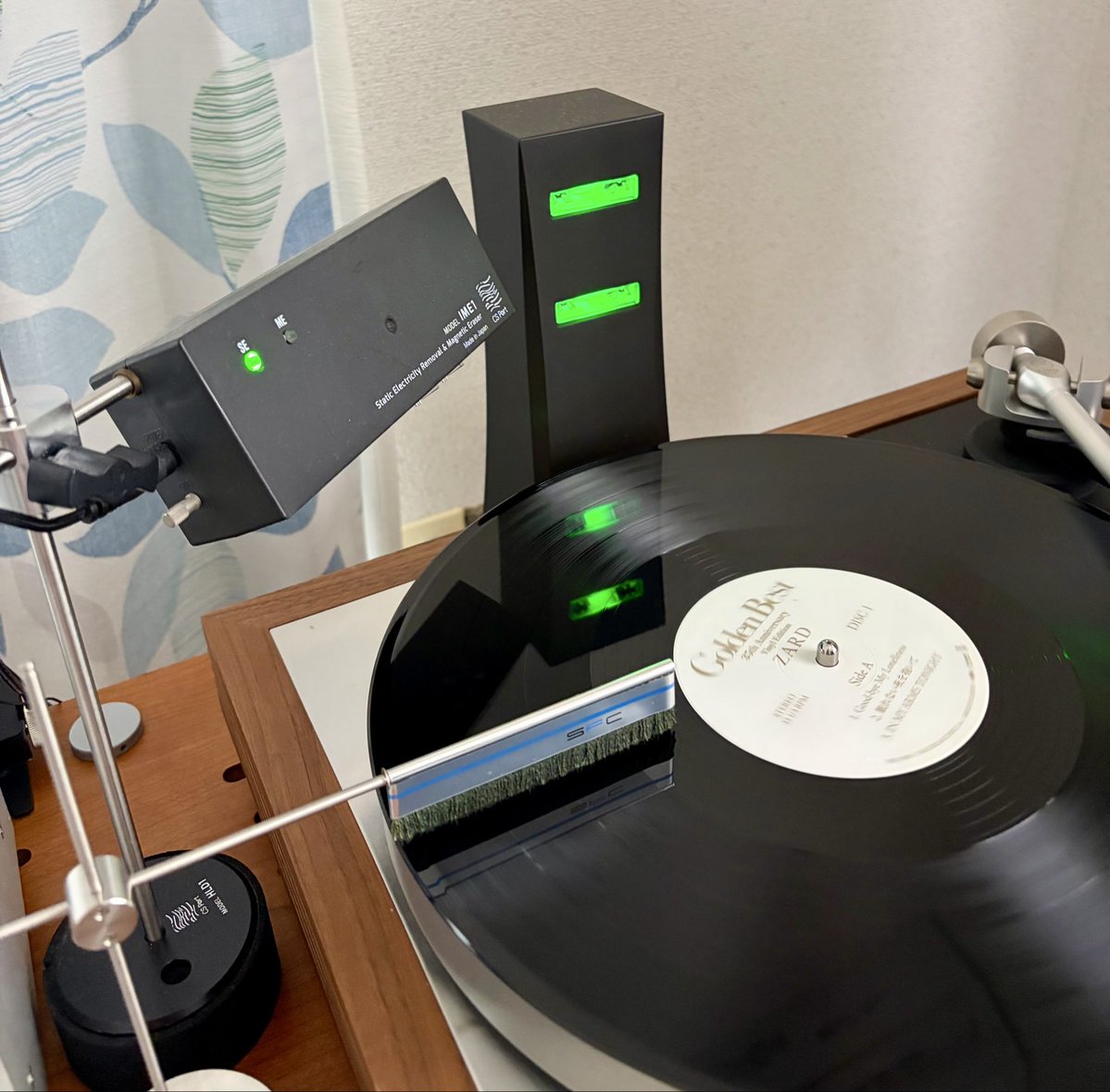 sato_1117's tweet photo. みなさま、とてもお久しぶりです🙇‍♀️
我が家のLP12への除電対策
これで完璧ですね🤣😇

#csport_IME1
#DSAudio_ION_001_Vinyl_Ionizer
#SFC_SK_FILTER_SUS https://t.co/dceKA6ALCn