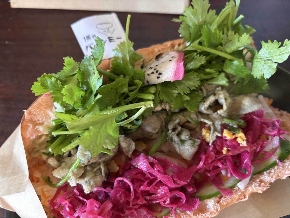 Tiger_0414's tweet photo. 「THE PAX」のバインミー。やっぱりウマいなぁ。もちろんパクチーは多めで。
それからクラフトビールが美味しくて、4種全て飲んでしまう…。 https://t.co/D5iH7t3aL7