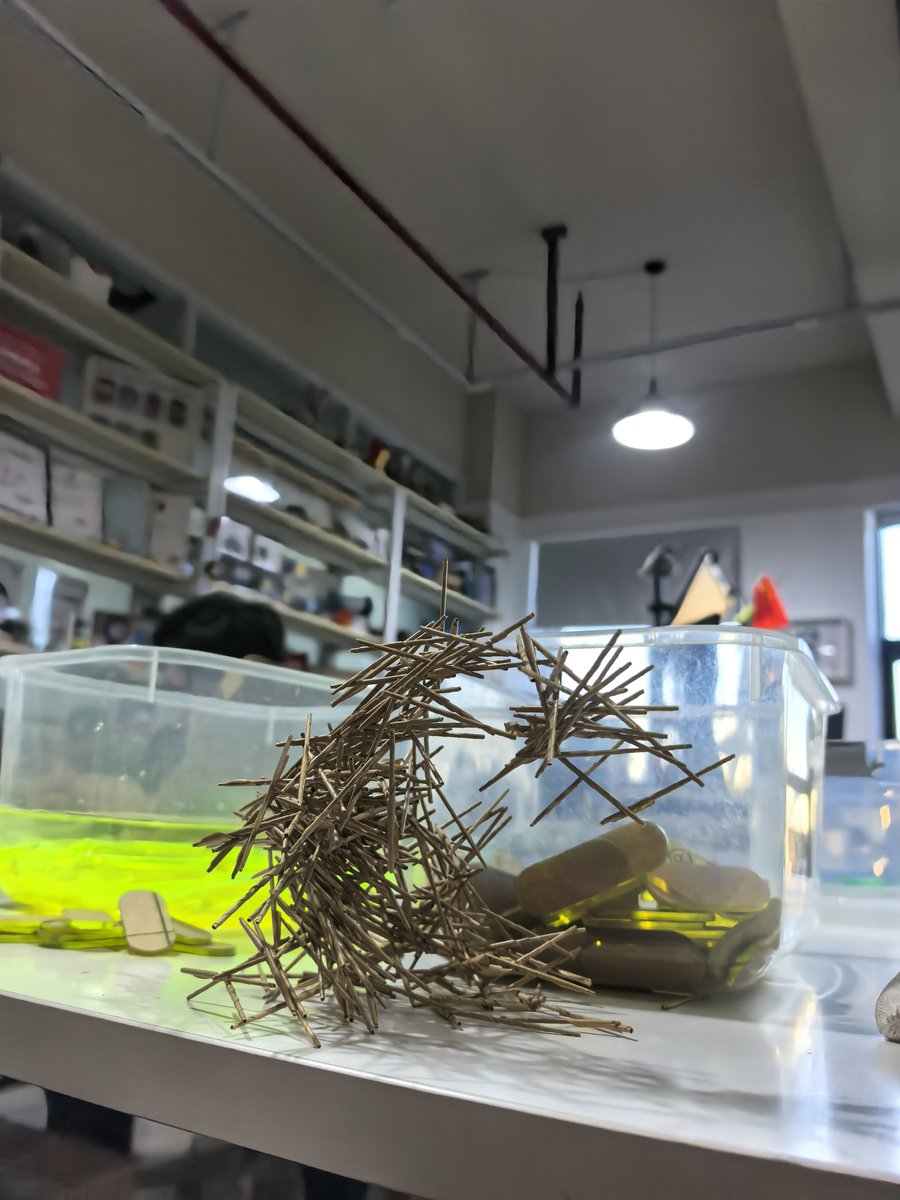 xiaogui_robot's tweet photo. アクリル板から剥がした保護フィルムで作られた作品。 An artwork made from the protective film peeled off acrylic sheets.😀 https://t.co/YqSDIsccXO