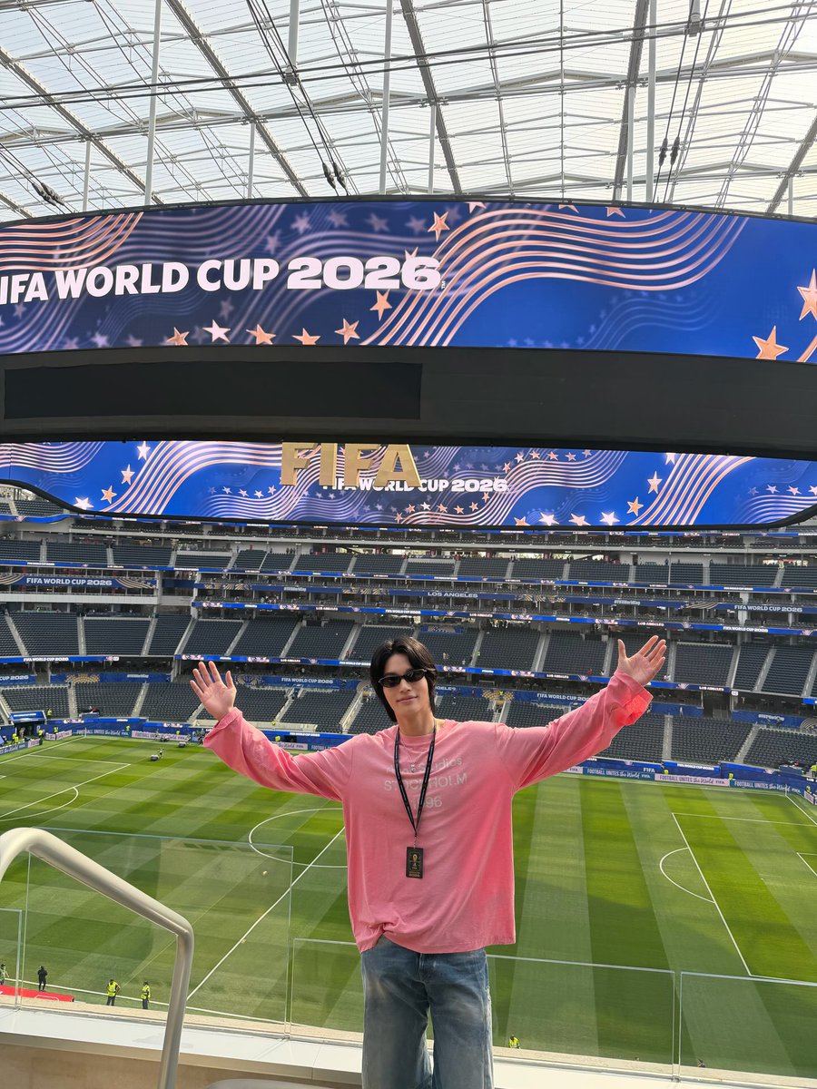 _fairy301_'s tweet photo. Omgggg, finally, Win just posted photos of himself at the football match in LA ⚽️🔥

I can finally see the outfit more clearly now 💓🫶🏻

#winmetawin @winmetawin https://t.co/lJuBlbAQ6G