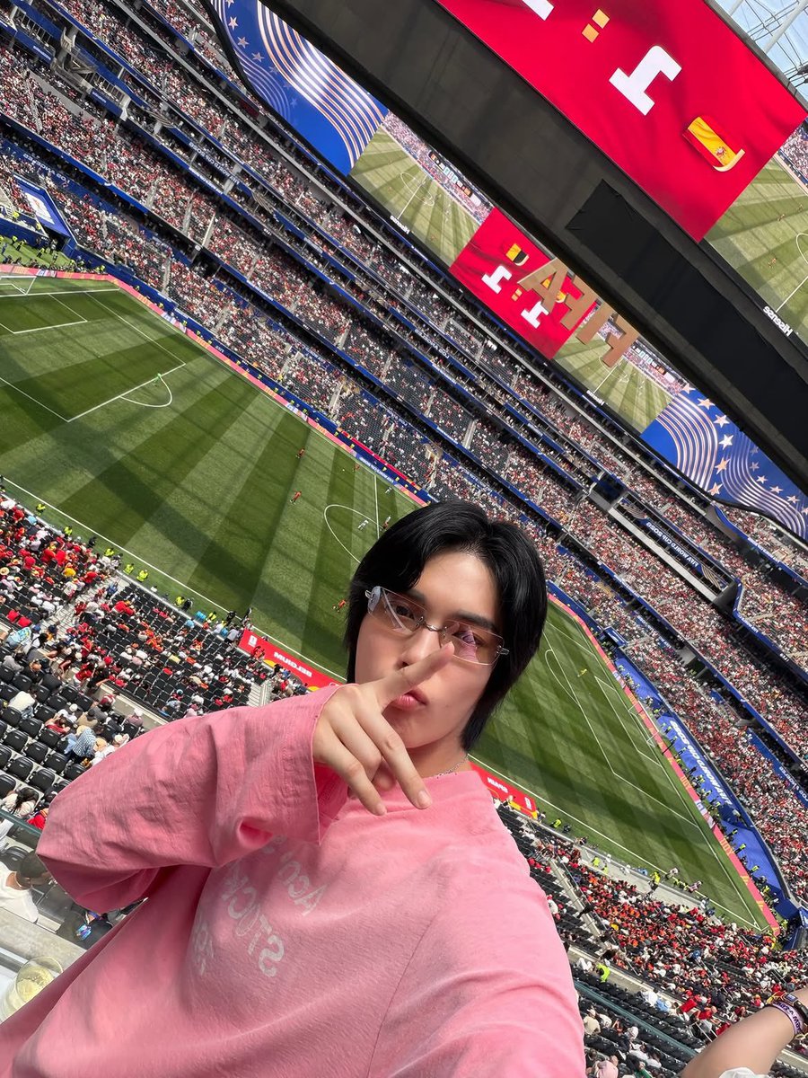 _fairy301_'s tweet photo. Omgggg, finally, Win just posted photos of himself at the football match in LA ⚽️🔥

I can finally see the outfit more clearly now 💓🫶🏻

#winmetawin @winmetawin https://t.co/lJuBlbAQ6G