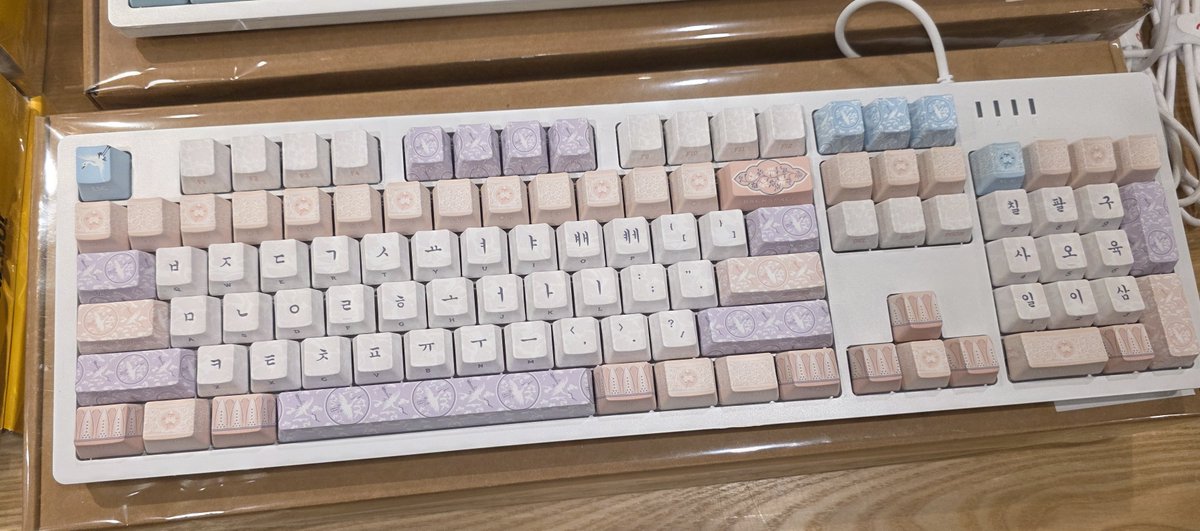 OrigamiTini's tweet photo. Finally got myself a customisable mechanical keyboard heheheh https://t.co/e2N0PRXeNg