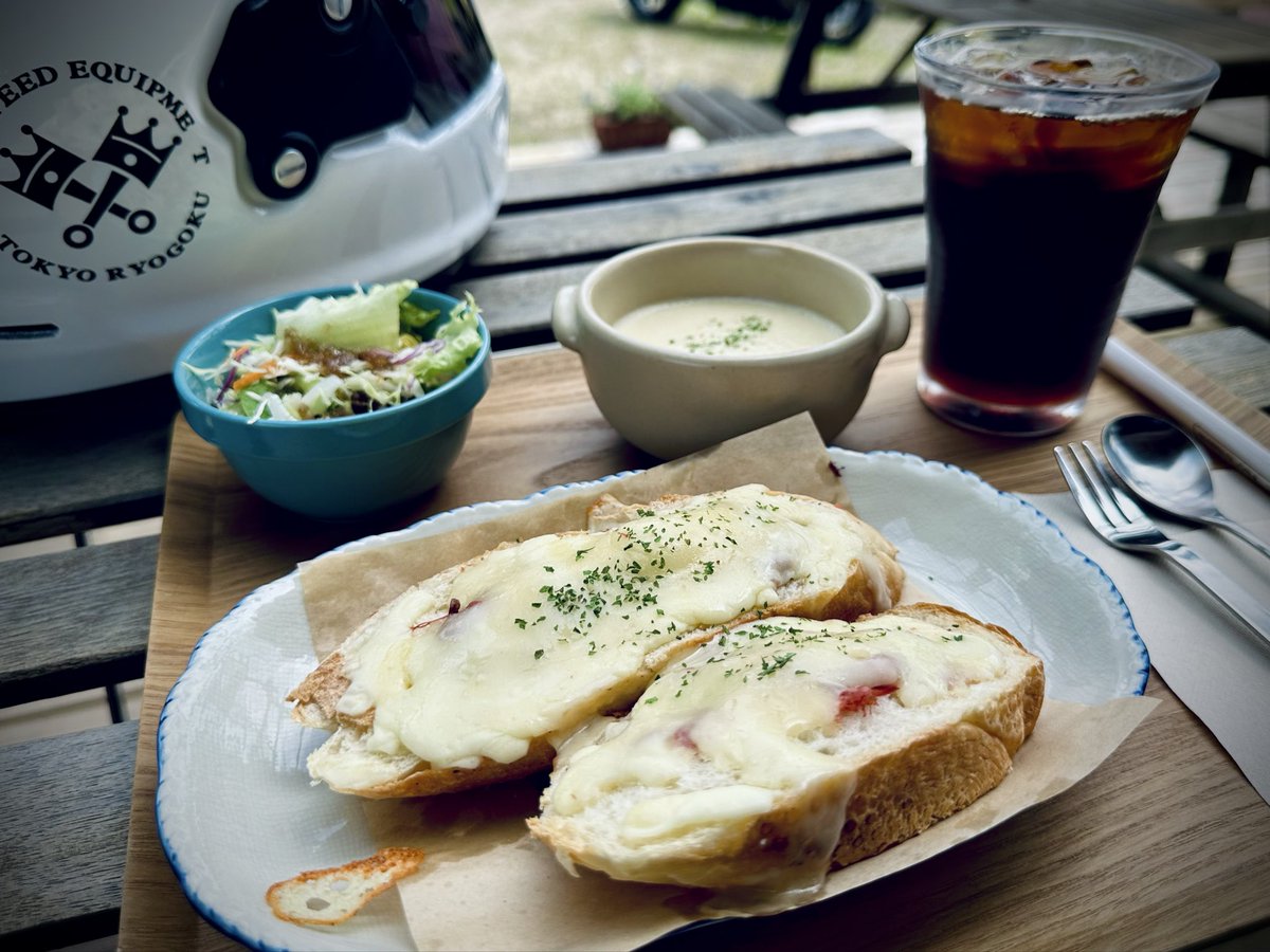 Flying_Blackpig's tweet photo. 高滝湖湖畔のオアシス
季珈琲 -Toki coffee- さん

火照った身体に、
よく冷えたアイスコーヒーが染み渡ります。

湖畔から吹き抜ける心地よい風。
モーニングをいただきながら、
何も考えず、ただ景色を眺める。

時間がゆっくり流れ、
思わず、まったりしてしまいますね😅 https://t.co/xh1gAlYy08