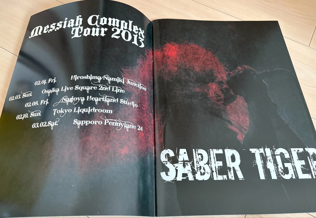Metal_Saber's tweet photo. 来週からMessiah Complexの再現ツアーだなぁ。2013年2月だったんだ…凄すぎてなんだかわからず帰ってきたような…リキッドルームだった記憶もない笑 ちゃんとパンフ買ってTシャツも買っているんだが…うーん…。パンフはMessiahのタブとおもしろいDVD付きでお得でした♪
#SABERTIGER
#MESSIAHCOMPLEX https://t.co/tqJIjfKvDn