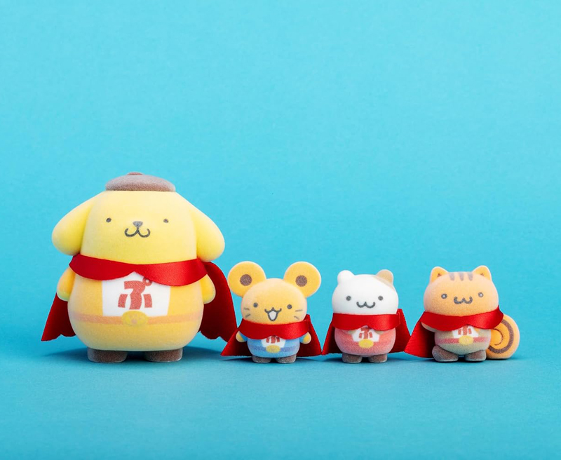 ZashiDiary's tweet photo. 「ポムポムプリン」デビュー30周年を記念して限定デザインのマスコットが登場！
https://t.co/02i8ZM8O5q

ヒーローになりきったポムポムプリン、マフィン、スコーン、ベーグルがキュート♥

オリジナルデザインのポストカードとシール付き！

9月9日発売予定、予約受付中

#ポムポムプリン https://t.co/NVwWzVR40W