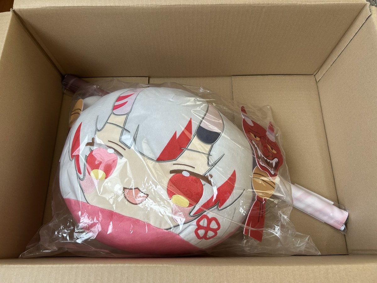 tomato3672's tweet photo. 大きさがわかりやすいようにB2タペストリーを下に置いた。フェイスクッションすんごい大きいwww https://t.co/CB4UdjrihM
