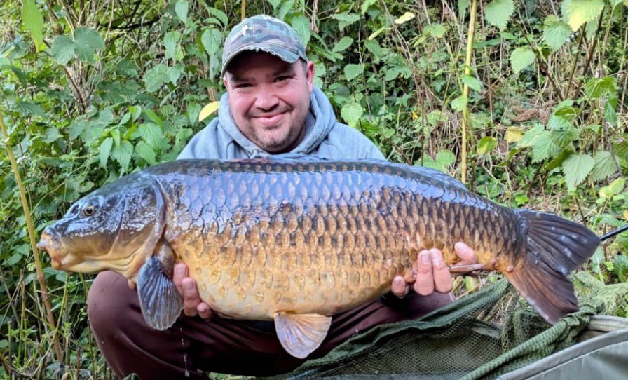 PukkaSquirrelB's tweet photo. Life’s good on the River for David using the Secret Smurf SS4 adding Secret Oil 
20mm oily SS4 doing it in the flow matching SS4 Wafter tripping this mega common up 🐿️

https://t.co/jJWbCeF2Lu

#TeamPSB
#PukkaSquirrelBaits
#PSB https://t.co/HhuYy1ylSP