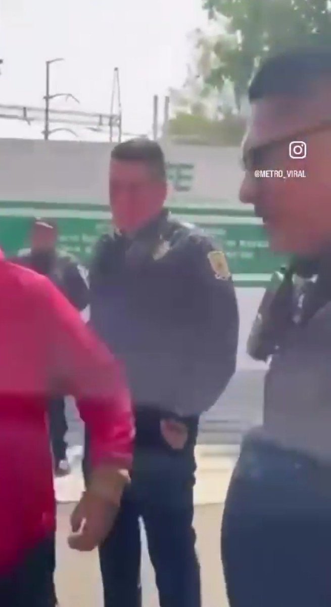 Carlos_FHndez01's tweet photo. @MetroViralMx @SSC_CDMX @ClaraBrugadaM
@GobCDMX
@UCS_GCDMX
#AsuntosInternos
#CDMX
@azucenau

🚨 Peor aún DESOBLIGADOS POLICÍAS del Sector ASTURIAS
👉 NO PORTAN el KEPÍ que es, PARTE del UNIFORME‼️

👉 NO PORTA el GAFETE con SU NOMBRE cuando tiene la OBLIGACIÓN, de IDENTIFICARSE PLENAMENTE‼️👮🏻‍♂️🤦🏻‍♂️🤷🏻‍♂️ https://t.co/WpL16feKfI