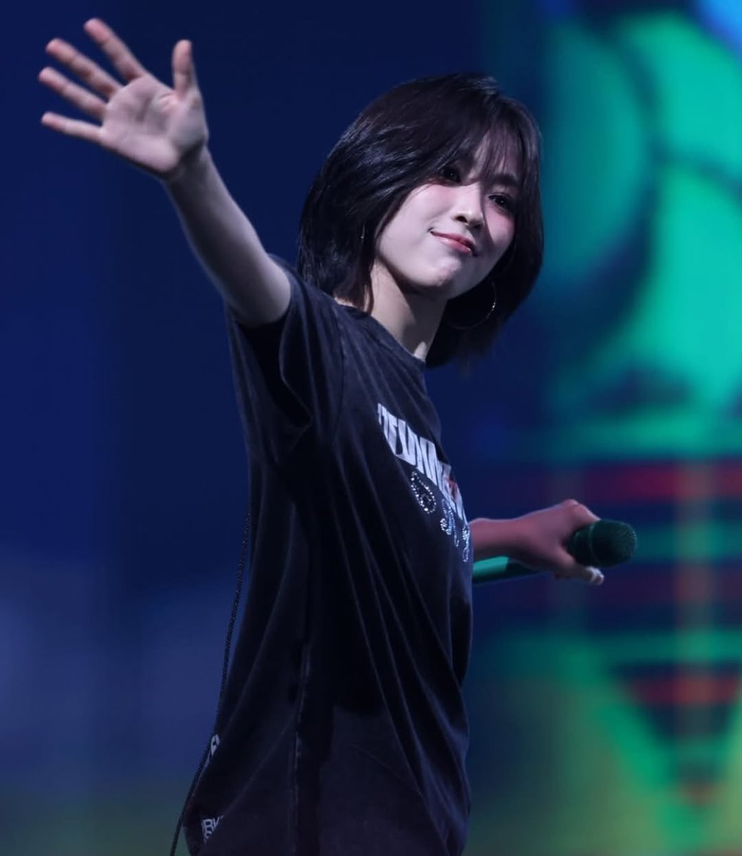 itzyshots's tweet photo. what was in the air that day?? https://t.co/sG8Tp6qo6n