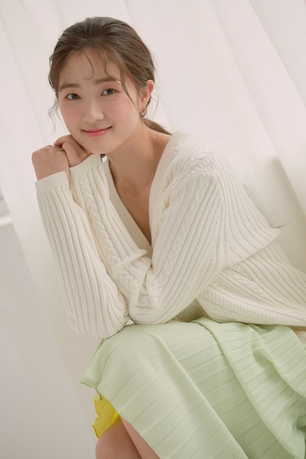 joochocoo's tweet photo. Ah, I think this is why Hyeyoonie's acting is so amazing. She's always striving to improve and never stops growing as an actress.

💛 : To be honest, I've always had very low confidence in my acting. But in a way, that has become the driving force that keeps me going.

With every project I complete, I find new areas where I fall short, and wanting to improve them motivates me to keep acting. I've come this far by recognizing my weaknesses and using them as motivation to grow and become better.