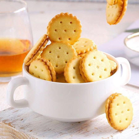 jackomoleopardi's tweet photo. Just shared my new pack of salted egg yolk crackers with my office mate—crunchy, creamy, and way too addictive! Who’s got the best snack recs to share https://t.co/xR7tfQQVPY