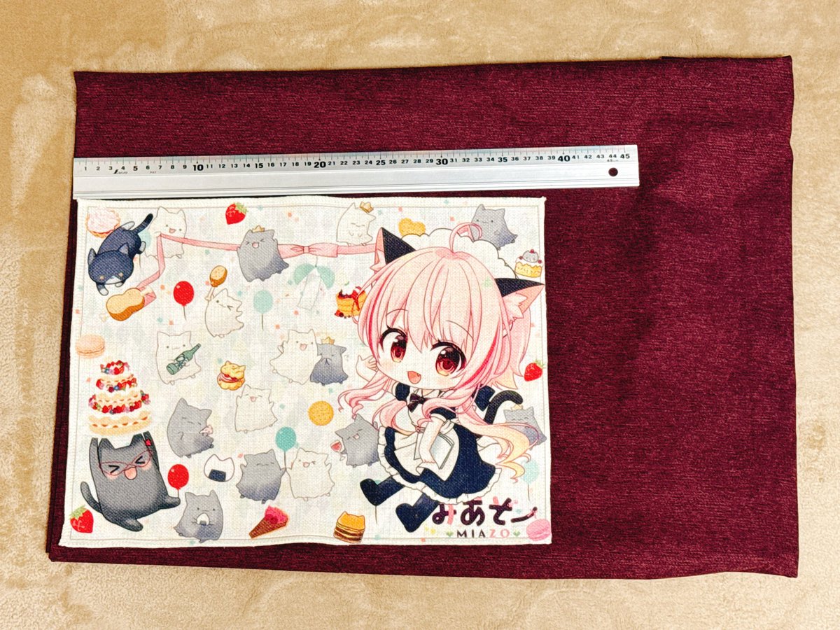 ランチョンマットと比べるとざっくりこのくらいでかいです！！大迫力