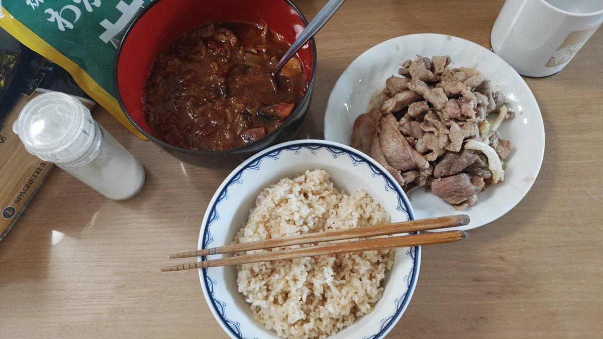 kb46492's tweet photo. #ｲｼﾞｮﾄﾞｸﾒｼ
発芽してるといいな玄米
コンソメ煎残汁ミネストローネ
半額豚肉スタミナ炒め擬き https://t.co/1v7ZPxKlMq