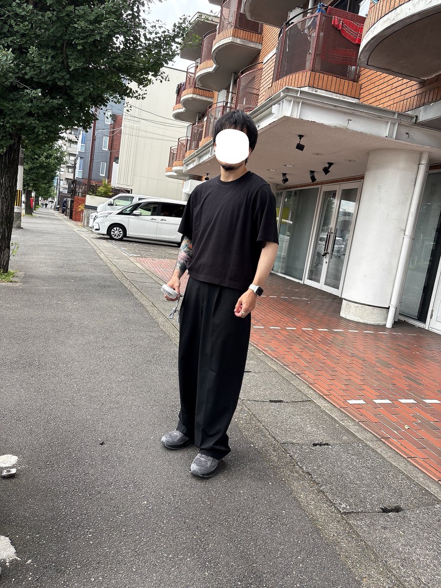 tatsuki__y's tweet photo. クロップドとタックワイドパンツが良すぎて久しぶりにUNIQLOで感動。
→アンチ短丈やった自分を殴ってやりたい
→タックは多い程いいというわけではない

2002R渋み、、これが足されて完成。
綺麗め×カジュアルのバランス◎

自分の好きな纏うものが見つかった時の幸せは何にも変え難いね https://t.co/z20eORNfbE