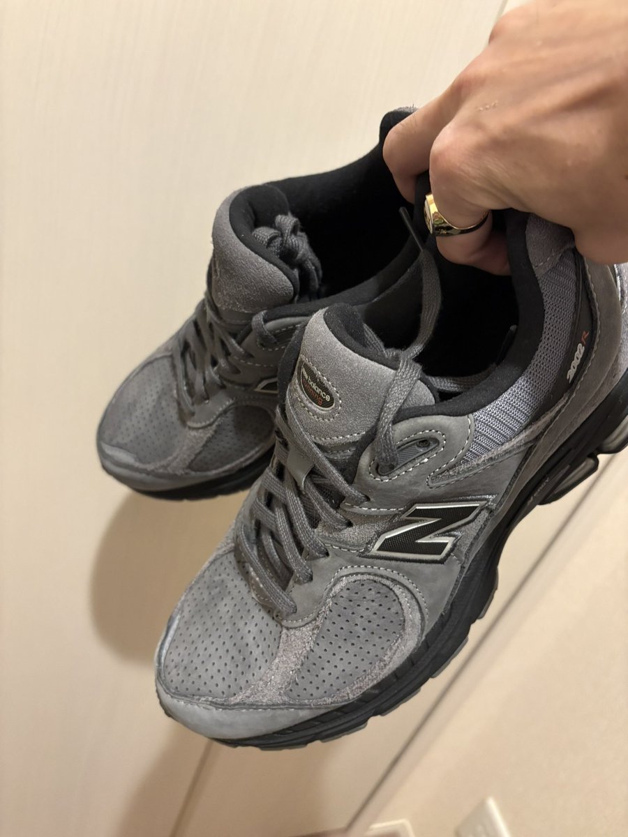 tatsuki__y's tweet photo. クロップドとタックワイドパンツが良すぎて久しぶりにUNIQLOで感動。
→アンチ短丈やった自分を殴ってやりたい
→タックは多い程いいというわけではない

2002R渋み、、これが足されて完成。
綺麗め×カジュアルのバランス◎

自分の好きな纏うものが見つかった時の幸せは何にも変え難いね https://t.co/z20eORNfbE
