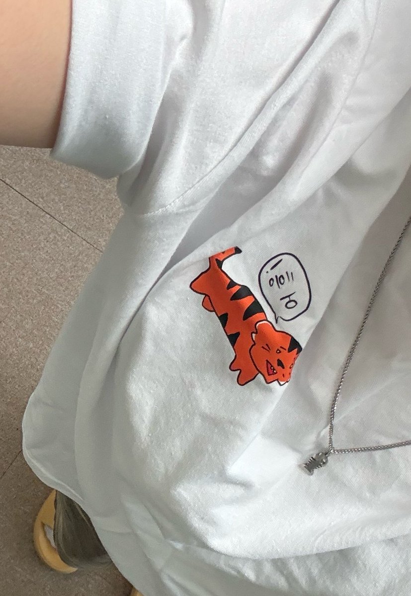 GaaaTaaa_00's tweet photo. 극아타 보러 가는 길 
치전이 티샤쓰 첫개시
너무너무 설렌당 https://t.co/hPL4fn9aJ8