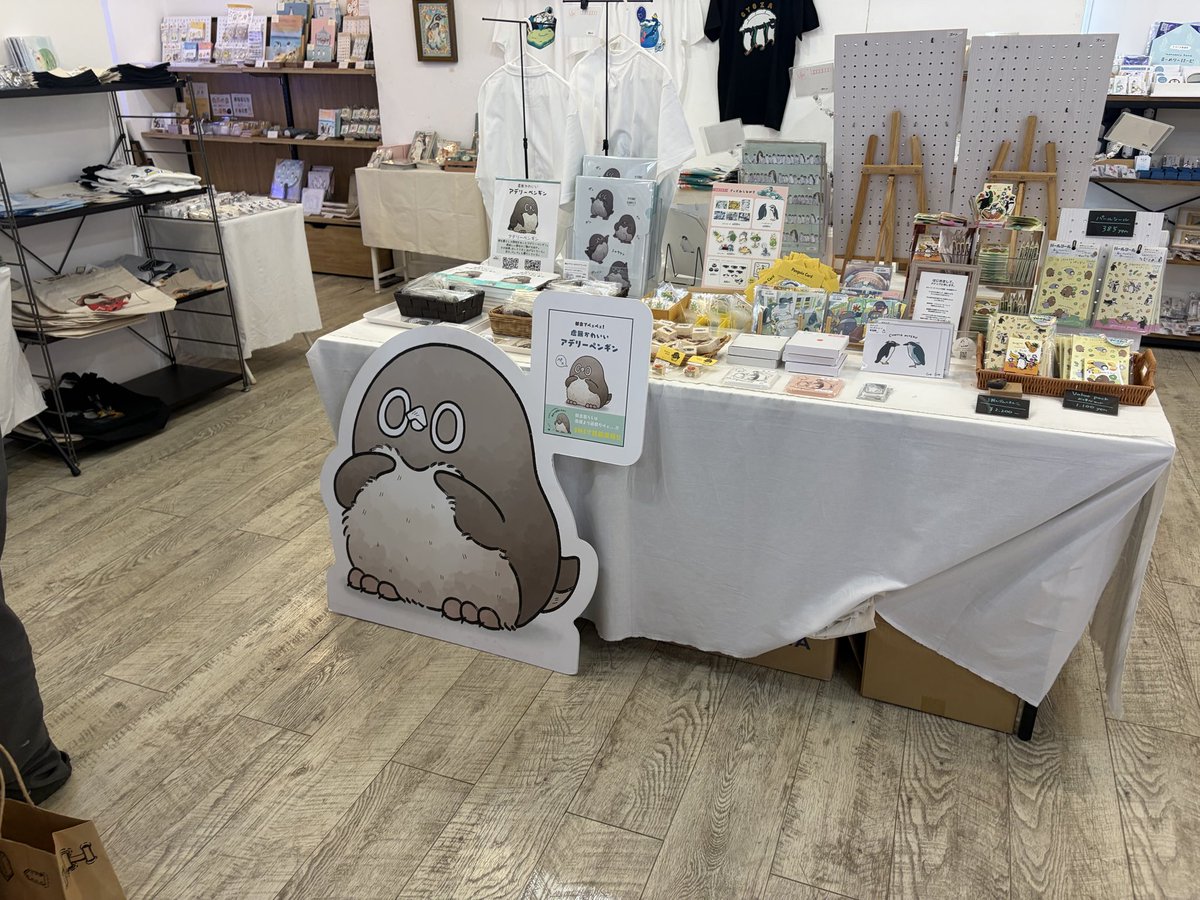mini06170's tweet photo. 去年そんな混んでなかったのにゲロ混んでた
新作のシール無くて絶望してたら奥からでてきて泣きそうになった

#都会でペェペェ#虚無かわいいアデリーペンギン
#ぺんぎょ展2026 https://t.co/yEw9f10P9r